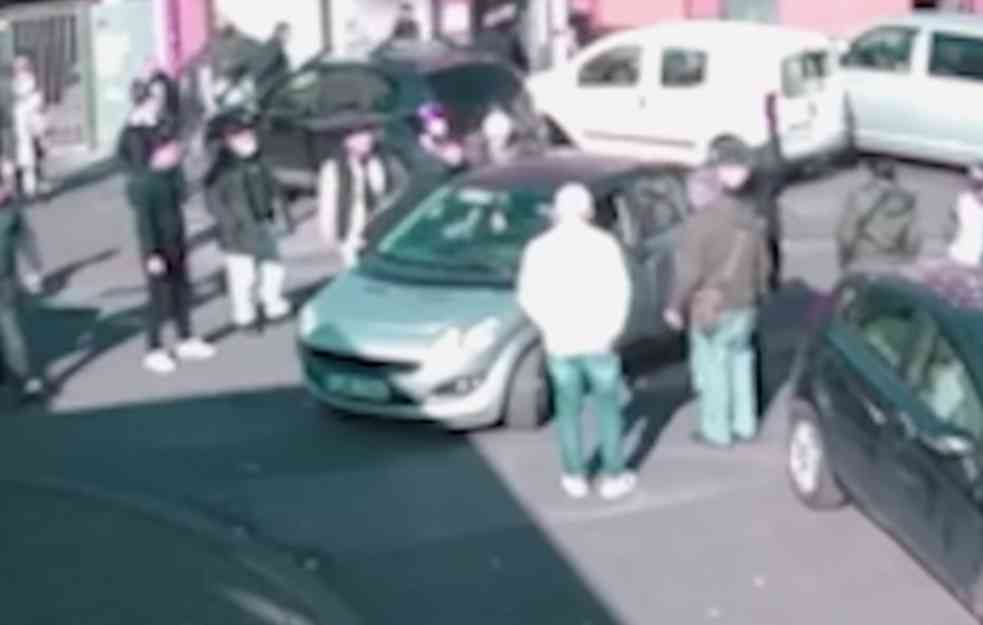 Nemački mediji objavili uznemirujući snimak prebijanja Srbina: Grupa izvukla mladića iz automobila, 17 puta ga uboli nožem (VIDEO)