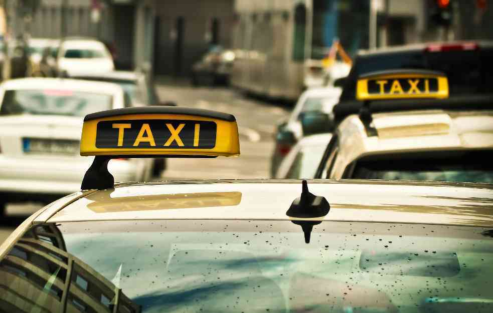 Za vožnju taksijem od 6km tražio 100 evra: Svađa turiste i taksiste(VIDEO)