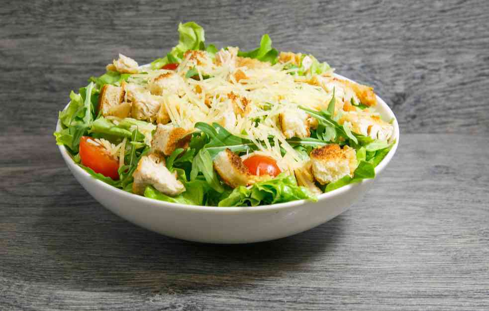 PIKANTNA A PRSTE DA POLIŽEŠ: Obrok salata sa piletinom i čilijem (RECEPT)
