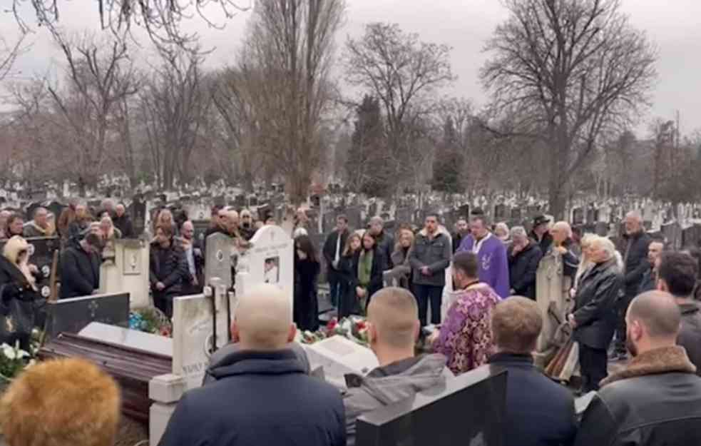 SAHRANJEN MILAN RADULOVIĆ LAĆA: Večno počiva pored majke i brata! Futa nad grobom sina NEUTEŠNO brisao suze (VIDEO, FOTO)