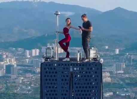 LUDO! <span style='color:red;'><b>RUSKI PAR</b></span> SE POPEO NA DRUGU NAJVIŠU ZGRADU NA SVETU: Slikali se na visini od 678 metara (VIDEO, FOTO)