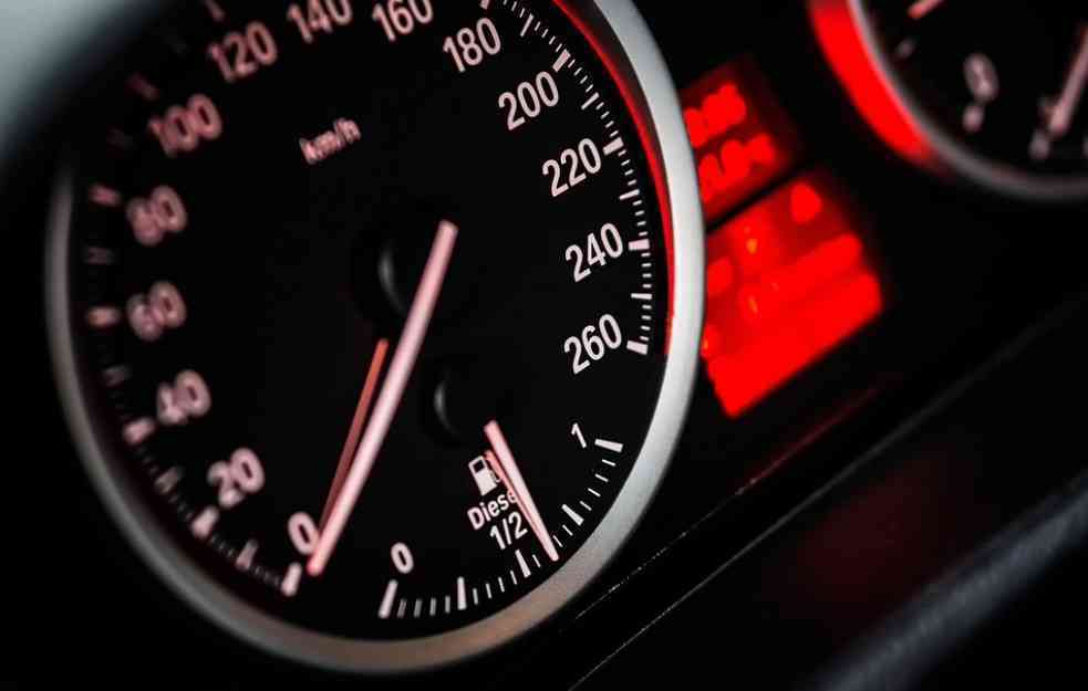 DIVLJAO PRI VOŽNJU U KRAGUJEVCU: Ograničenje 100, vozio 247 km/h