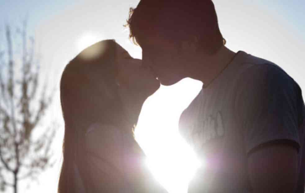 Svaki poljubac pred posao vas čini više srećnijim: Evo šta možete naučiti pomoću poljupca