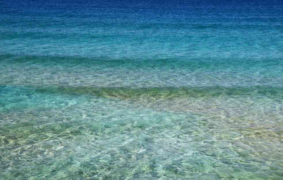 MANIFESTACIJA SKOK U NOVOJ GODINI: Novogodišnje kupanje u hladnom moru okupilo 5.000 ljudi