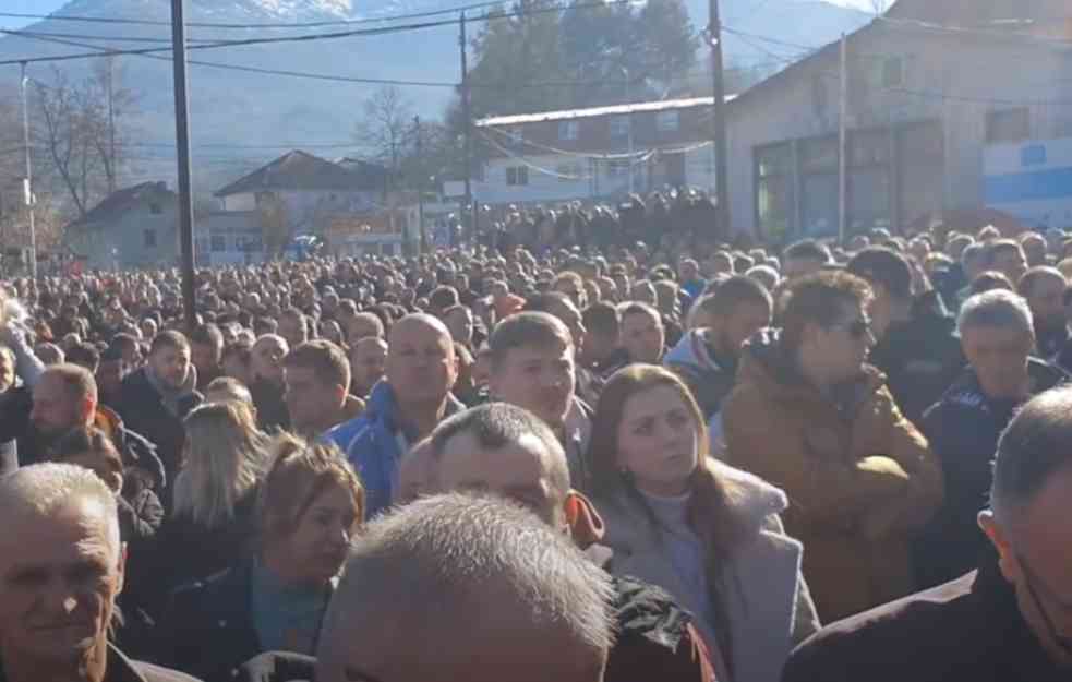 VELIKI MIRAN NARODNI PROTEST U ŠTRPCU: Na hiljade okupljenih: Stefane, SRPSKO SRCE JUNAČKO! Kurti, decu ti nećemo oprostiti! (VIDEO, FOTO)