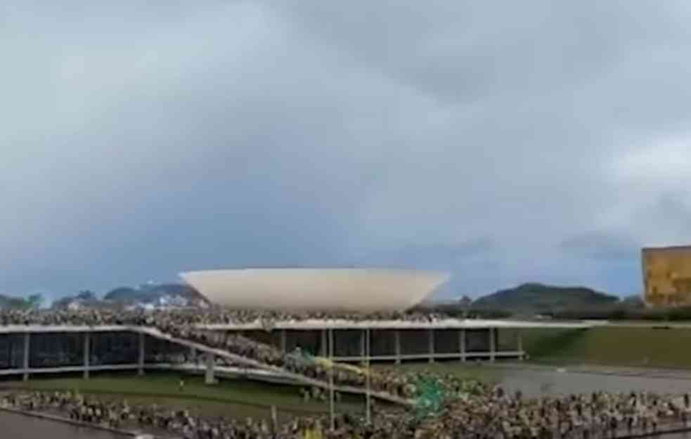 POČELO HAPŠENJE DEMONSTRANATA U BRAZILU: Policija preuzela kontrolu nad državnim institucijama (VIDEO)