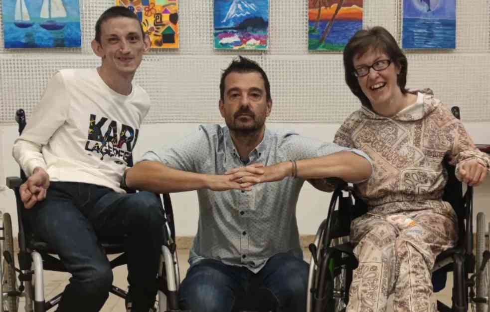 VELIKO SRCE SLIKARA BOJANA SAVIĆA KOJI ART TERAPIJOM pomaže ljudima sa cerebralnom paralizom