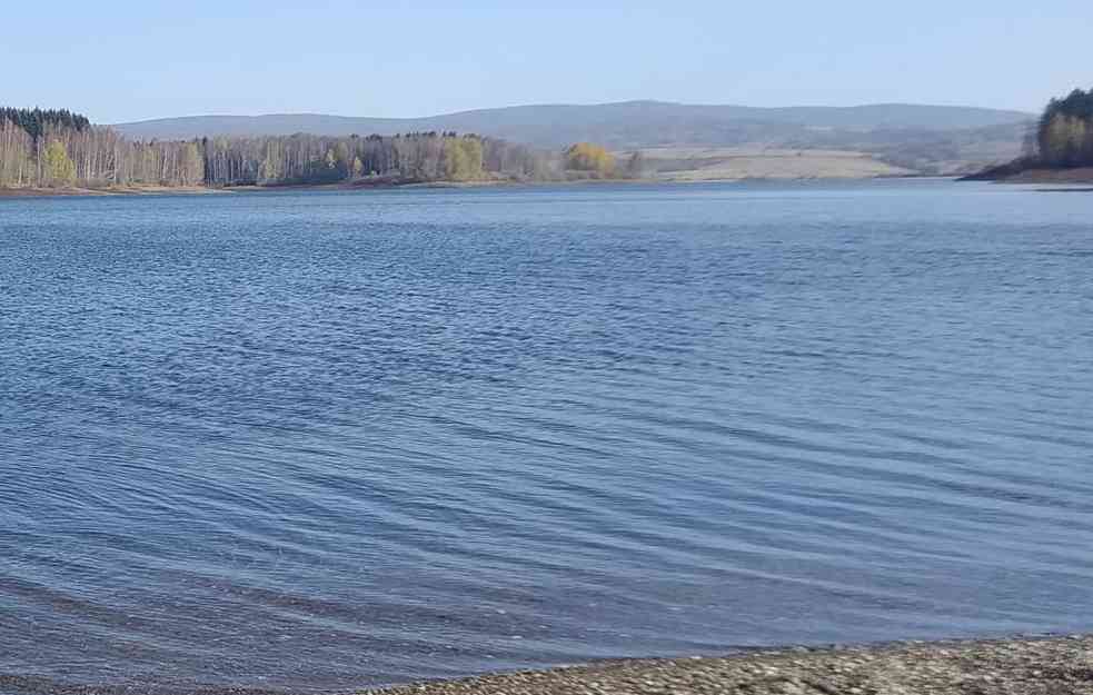 LEKARI SE BORE ZA MALIŠANE U TRAGEDIJI U MILANU: Dečak skočio u jezero, izvučen sa 10 metara dubine