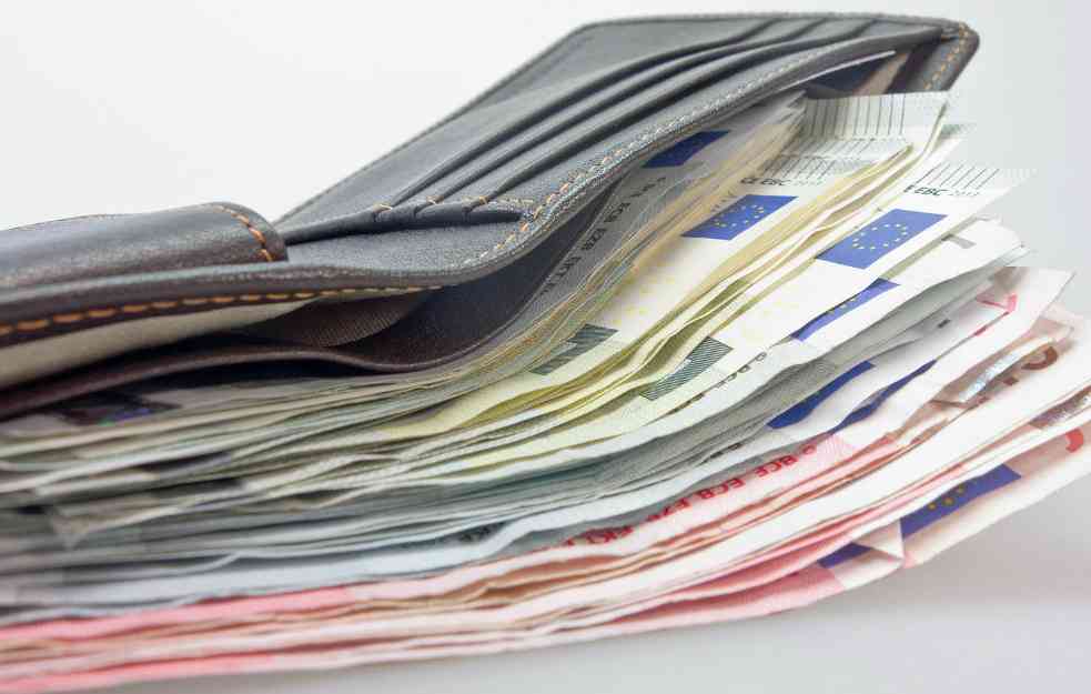 UPRKOS INFLACIJI, ŠTEDNJA IPAK RASTE: Koliko novca građani Srbije čuvaju u bankama?
