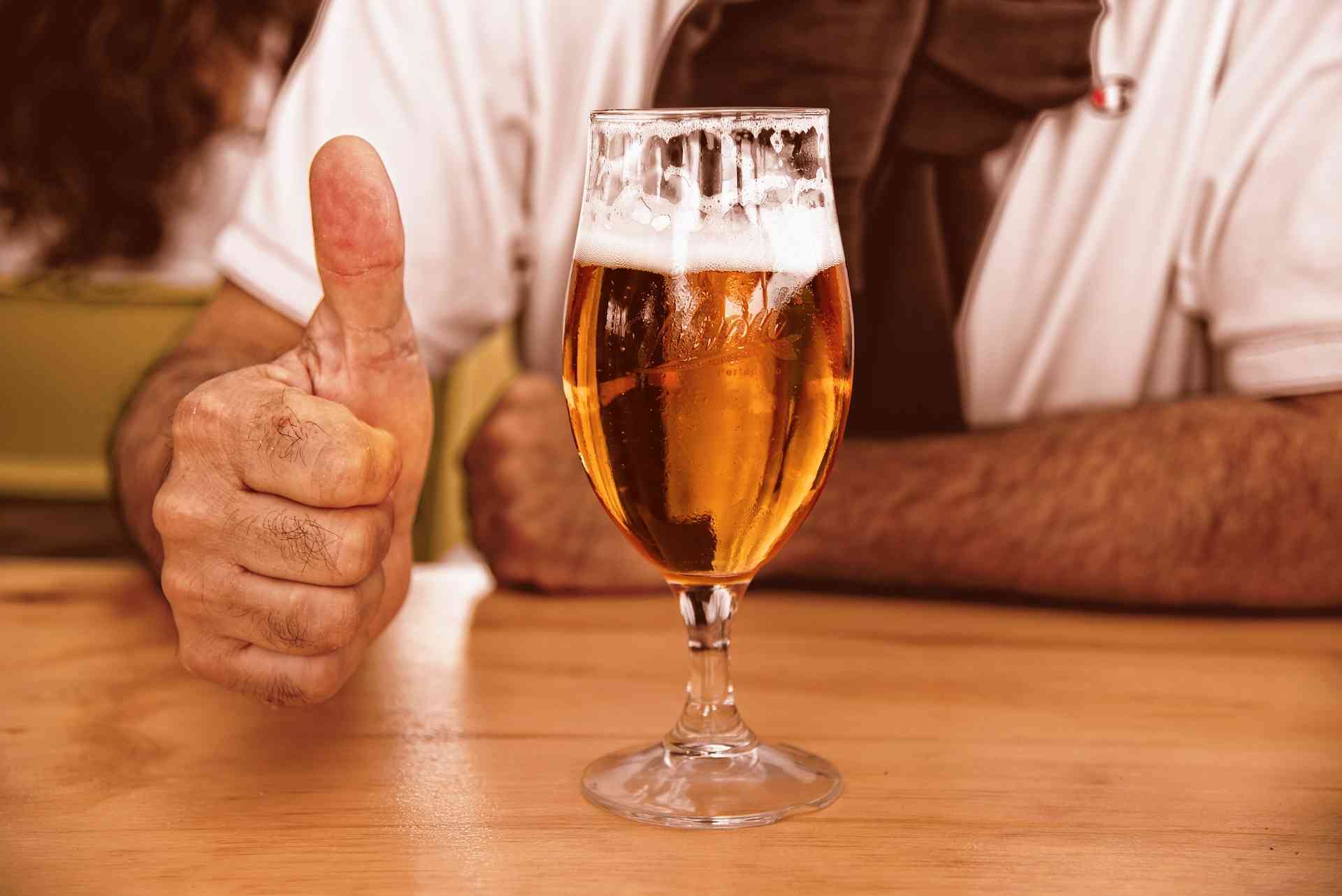 NIKAD NE BISTE POGODILI: Zašto se Mađari nikada ne kucaju kada nazdravljaju pivom?