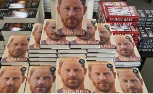 Englesko izdanje knjige princa Harija prodato u 1,4 miliona primeraka