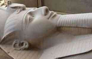 ŠOK U EGIPTU! DIZALICOM POKUŠALI DA UKRADU KIP RAMZESA II: Hiljadama godina stara statua teška 10 tona, uhapšene tri osobe