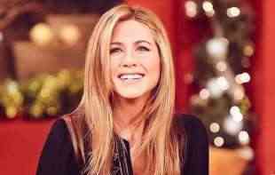 ŽELITE LI KOSU PUNU <span style='color:red;'><b>VOLUMEN</b></span>A? Ovaj trik koristi Dženifer Aniston, PROBAJTE!