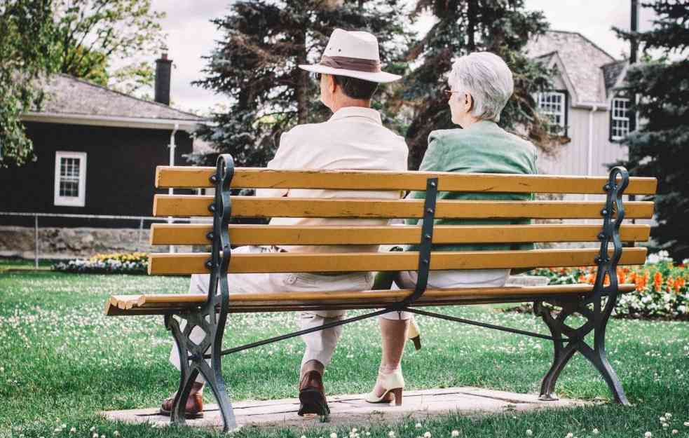 EVO I KOJI JE RAZLOG OVOGA: Uprkos iskustvu, stariji više veruju ljudima od mlađih