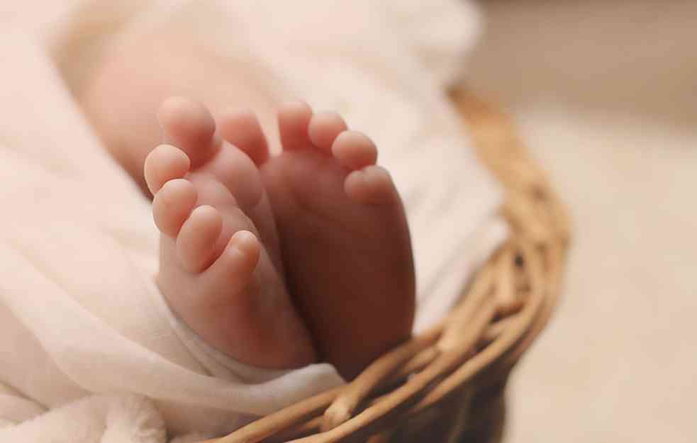 Prva beba rođena u Novom Sadu dobila 300.000 dinara od Grada