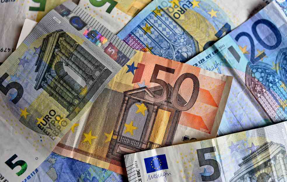 Kurs evra za danas iznosi 117,37 dinara