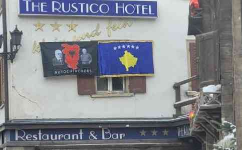 SKANDAL U DAVOSU PRED DOLAZAK VUČIĆA: Zastave „Velike Albanije“ i tzv. Kosova kod hotela gde će odsesti predsednik