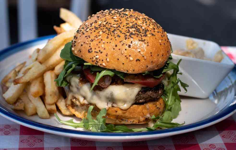 SPROVEDENA NOVA STUDIJA: Da li bi nalepnice o uticaju na klimu mogle da odvrate potrošače od burgera od mesa?