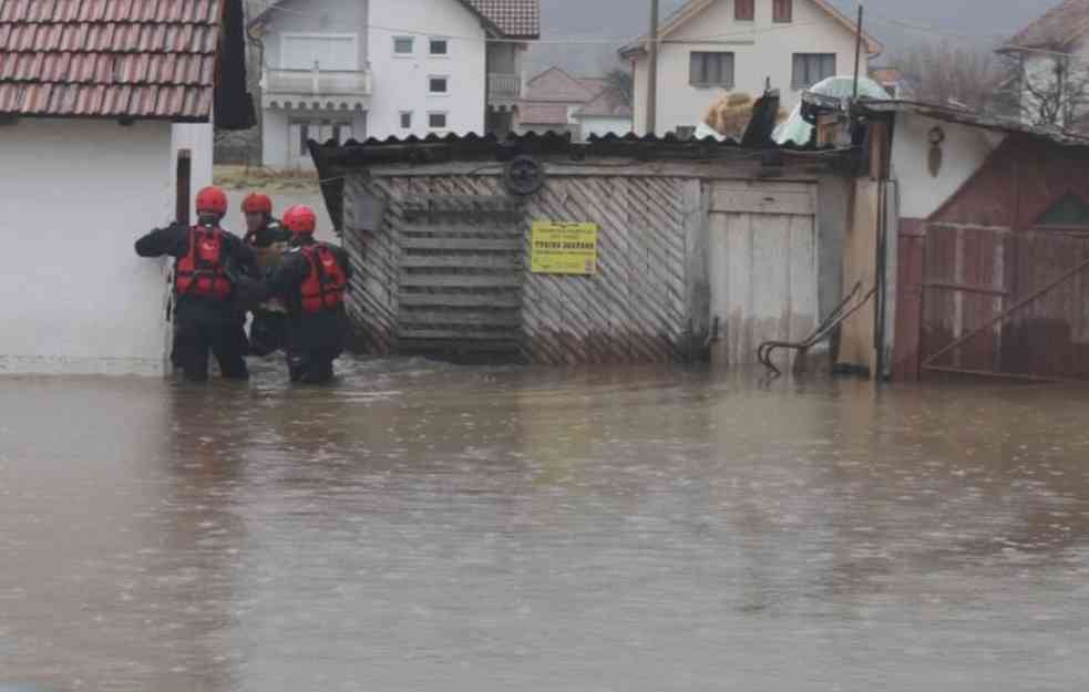 OVO SU NAJKRITIČNIJE TAČKE: Rastu vodostaji reka, u Prijepolju i Sjenici vanredna situacija, poplavljeno više od 40 kuća