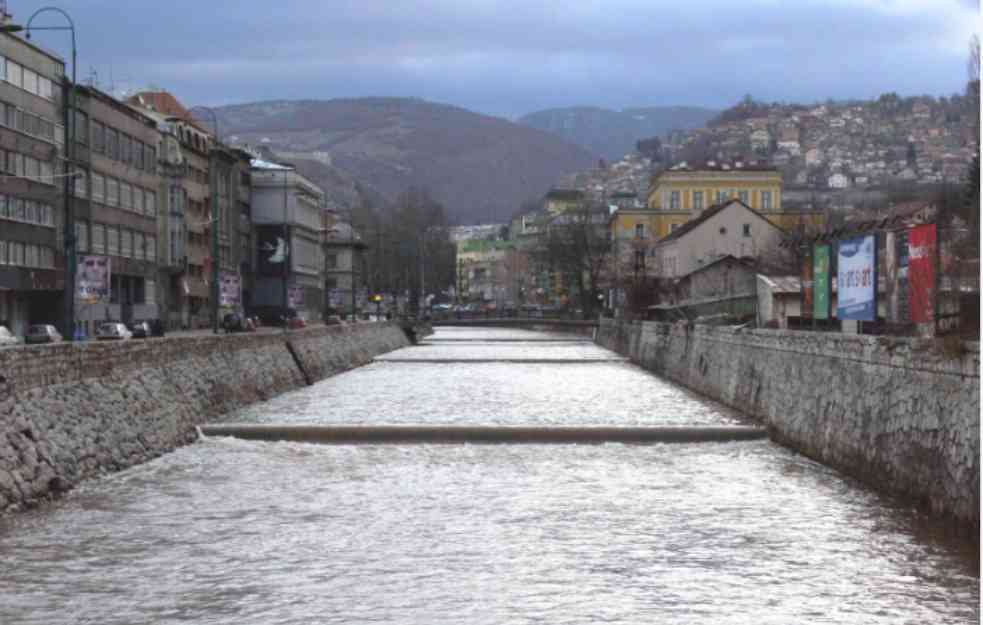 UŽAS U SARAJEVU, ŽENA SE UTOPILA U NABUJALOJ MILJACKI: Izvučeno telo iz reke nakon velike potrage