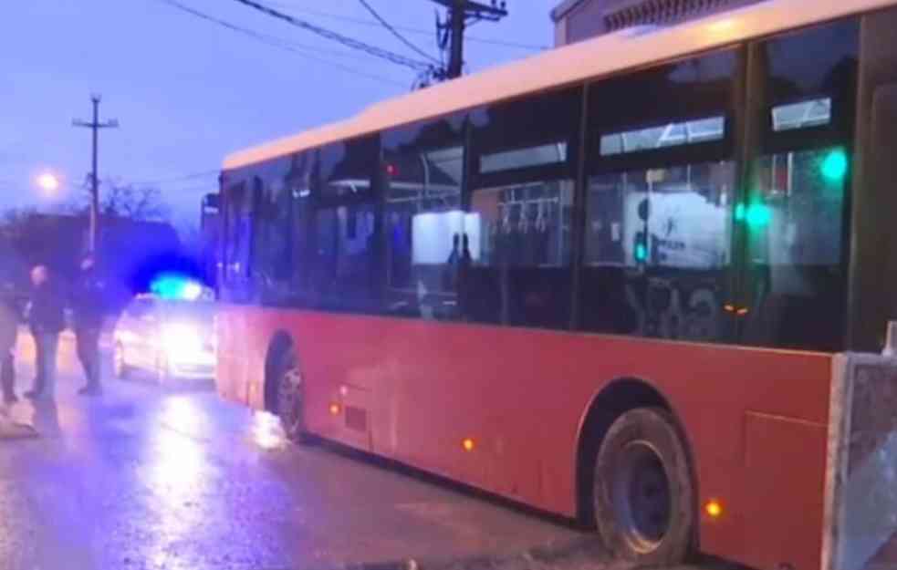 AUTOBUS PROPAO KROZ RUPU! POTPUNI KOLAPS U BEOGRADU: 10 linija u zastoju, otegla se kolona u Bulevaru! (FOTO)