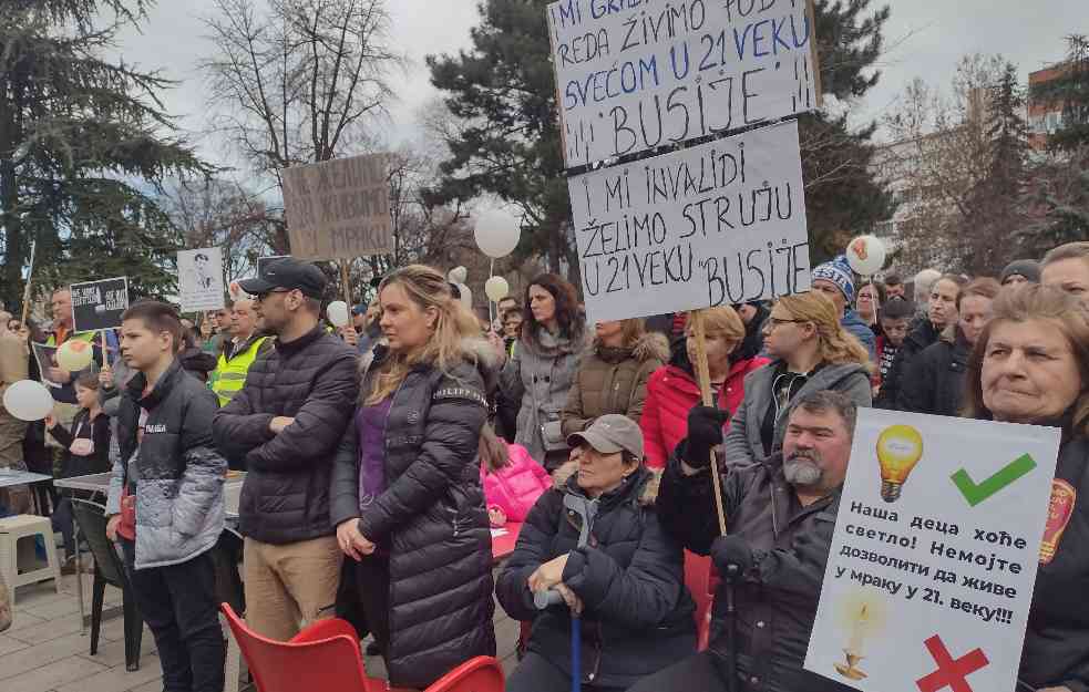 UŽIVO: PROTEST ISPRED PREDSEDNIŠTVA – ŽELIMO STRUJU U 21. VEKU! (VIDEO)