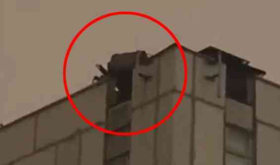 UZBUNA U MOSKVI! Ruska vojska iznenada postavlja MOĆNO ORUŽJE na krovove zgrada! Pogledajte kako dižu 30 tona! (VIDEO)