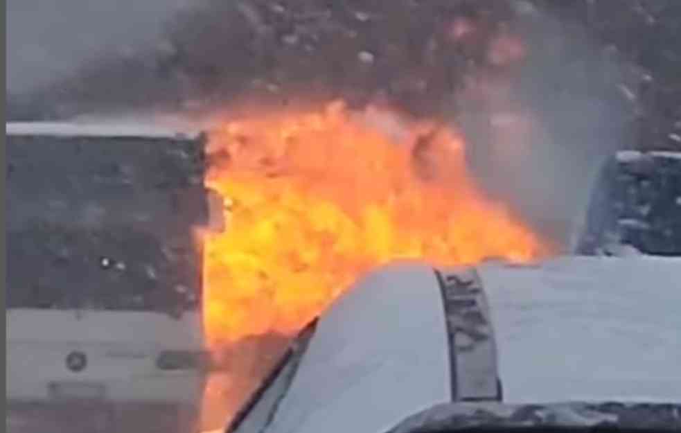 GORI AUTOBUS KOD BEČEJA: Vatra guta vozilo, strašan snimak kruži zemljom (VIDEO)