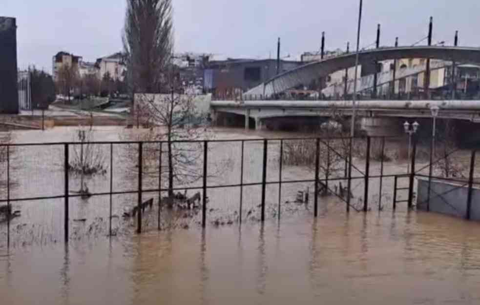 TEŠKO STANJE U KOSOVSKOJ MITROVICI: Opasnost od izlivanja i dalje postoji, Ibar pao pa opet nadošao (VIDEO, FOTO)