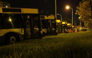NESREĆA kod Vinče: Autobus pun putnika sleteo u <span style='color:red;'><b>jarak</b></span>, nema povređenih