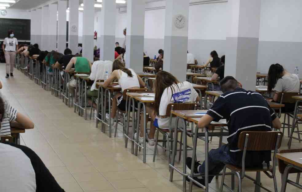 DRUGI DAN MALE MATURE: Đaci danas polažu test iz matematike