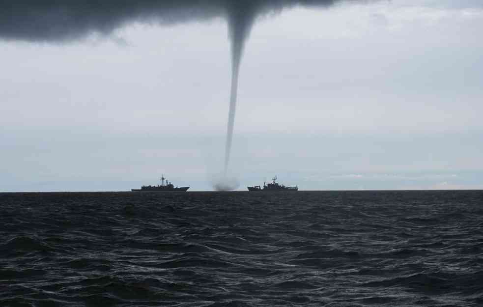 OTKAZANI ČAK I POJEDINI LETOVI: Tornado protutnjao Budvom