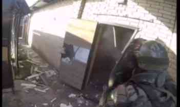 RUSKI SPECIJALCI UPALI U KUĆU GENERALA! Bombom uništili vrata - unutra <span style='color:red;'><b>arsenal oružja</b></span>, municije i uniformi (VIDEO)