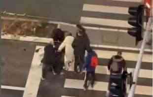 ŽESTOKA makljaža na pešačkom na Trošarini: Muškarac se TUKAO sa prolaznikom, devojka vrištala (VIDEO
