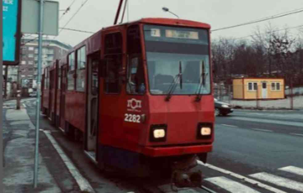 SREDOVEČNA ŽENA IMA POVREDE GLAVE I KUKOVA: Žena ispala iz tramvaja u Beogradu