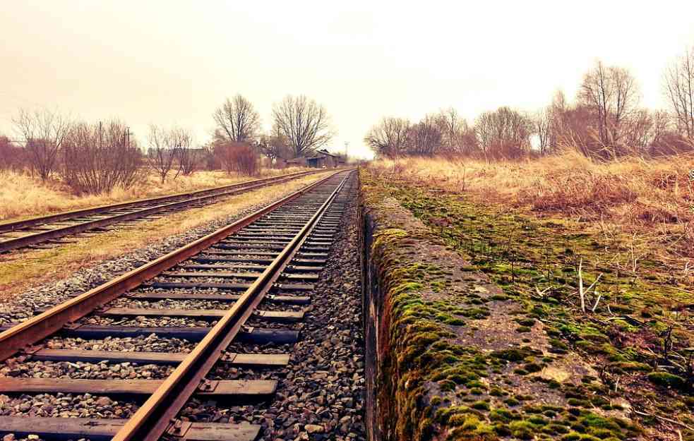 KOLAŠINAC SPREČIO DA VOZ NALETI NA STABLO NA PRUZI: Sprečio železničku nesreću kod Mojkovca