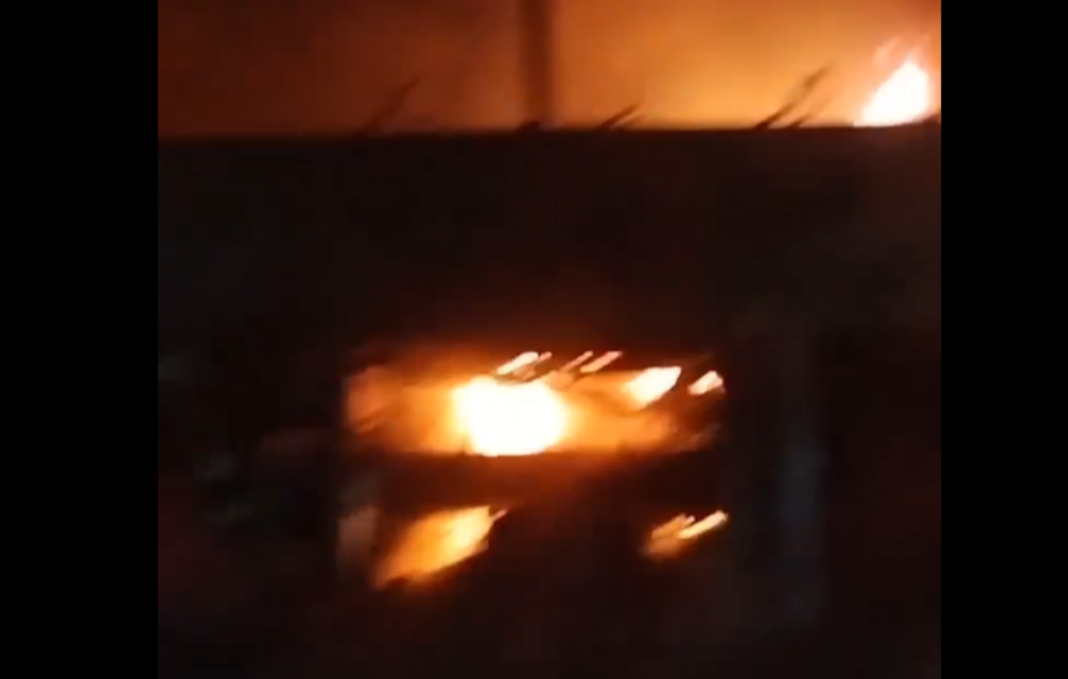 Zapalio se AUTOBUS kod Doljevca: Vozilo potpuno IZGORELO, intervenisale tri vatrogasne ekipe (VIDEO)