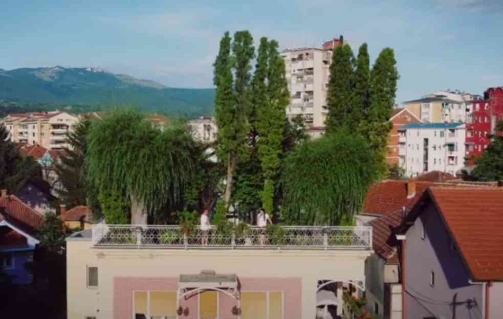 SRBIN IZ INATA NAPRAVIO PARK NA KROVU KUĆE! O domu pekara Dobrice svi pričaju, turisti gledaju čudo u Pirotu (VIDEO, FOTO)
