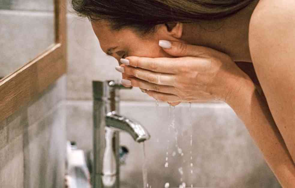 JEDNA JE ZDRAVIJA ZA PORE: Da li je bolje umivati se hladnom ili toplom vodom?