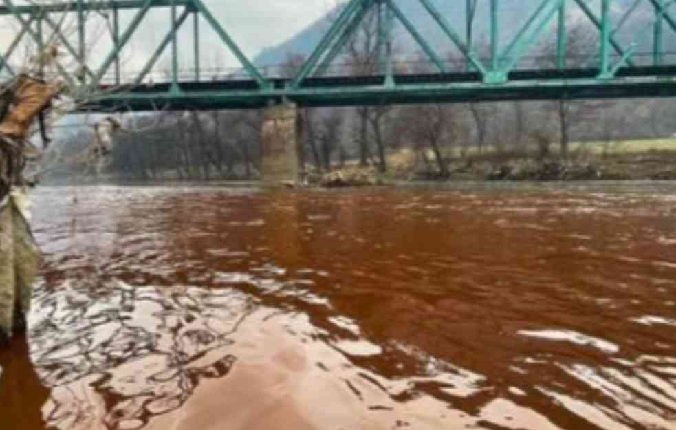 Zagađena reka Bosna obojena crvenom bojom