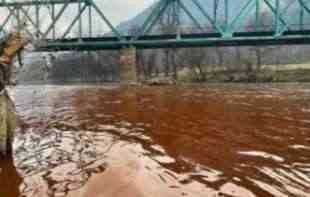 Zagađena reka <span style='color:red;'><b>Bosna</b></span> obojena crvenom bojom