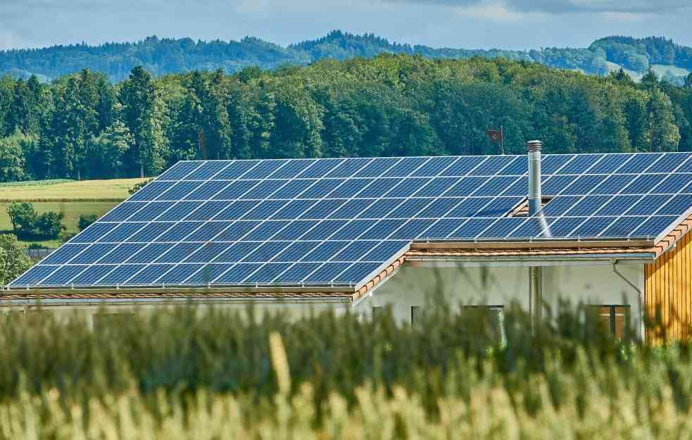 RAZMATRA SE SLOJ SPECIJALNOG PREMAZA: Naučnici istražuju kako bi solarni paneli mogli sami da se čiste