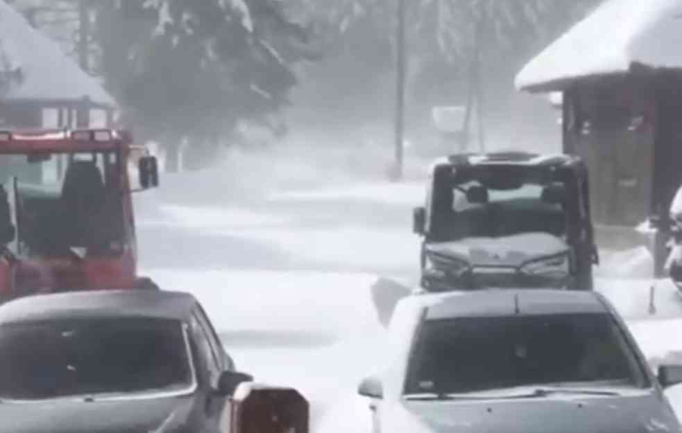 Na Goliji desetine automobila zavejano u snežnim smetovima! (VIDEO)