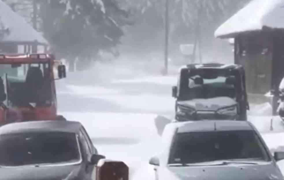 Na Goliji Desetine automobila zavejano u snežnim smetovima! (VIDEO)