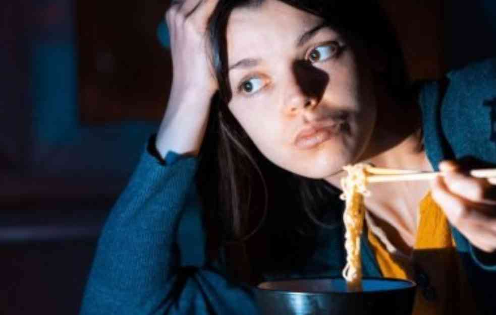 LOŠE PO ORGANIZAM: Dve namirnice nikako ne smete da jedete pred spavanje
