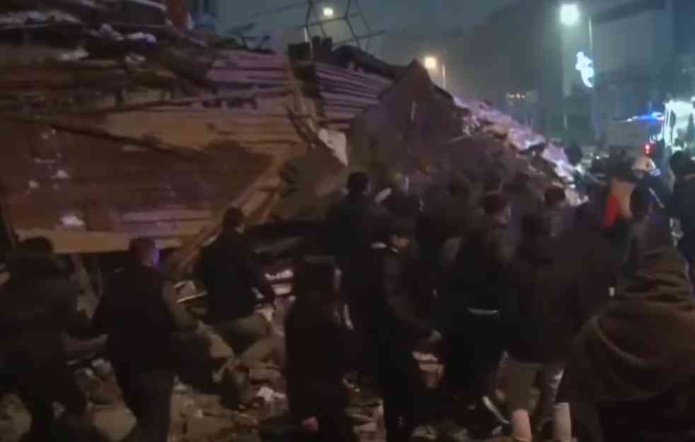 POTRESNI SNIMCI IZ TURSKE: Spaseno dete posle sedam sati pod ruševinama! RASTE BROJ MRTVIH! (VIDEO)