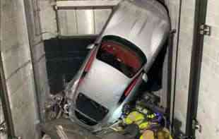 Bizarna nesreća: Iz lifta ispao Ferrari vredan više od 200.000 evra