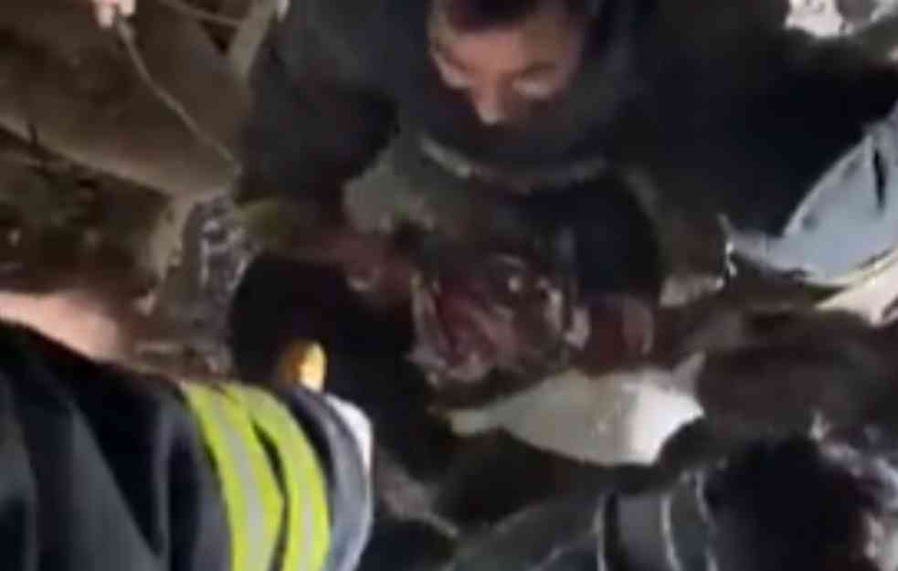 ČUDO U TURSKOJ! Iz ruševina je posle 22 časa izvučen trogodišnji dečak (VIDEO)