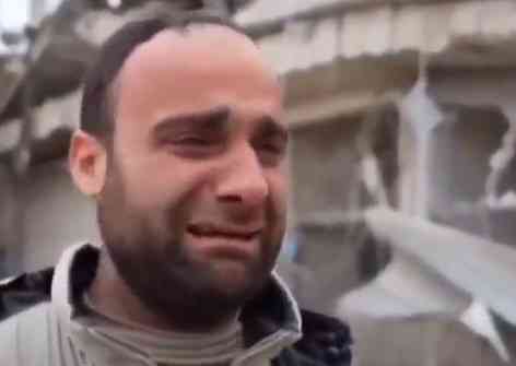 POTRESNO! IZGUBIO 12 ČLANOVA PORODICE U ZEMLJOTRESU: Suze ovog Sirijca govore više od svega! (VIDEO)