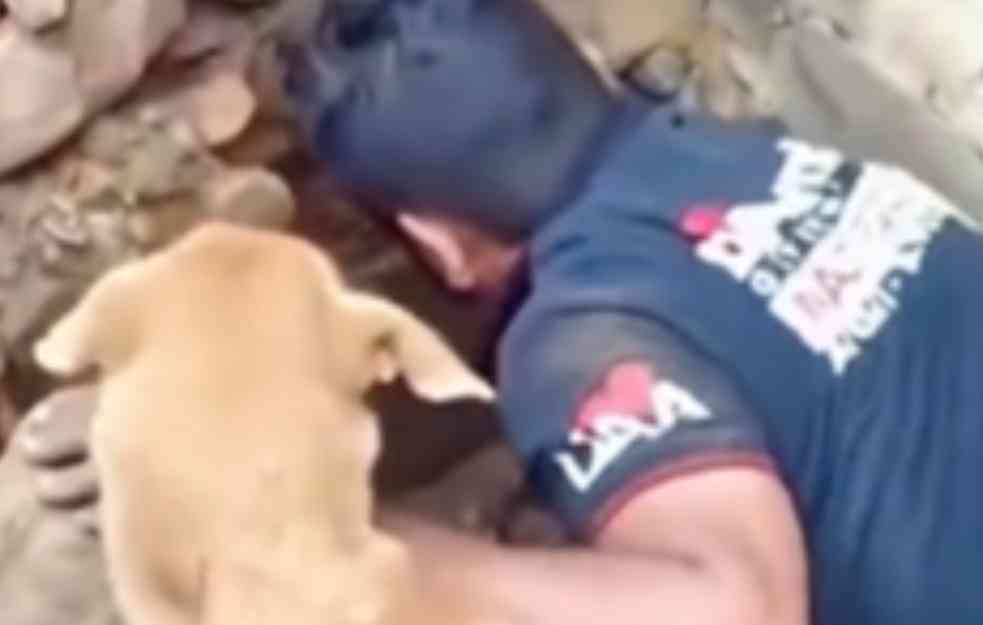 DIRLJIV VIDEO SA POPRIŠTA ZEMLJOTRESA: Spasila svoje štene iz ruševina